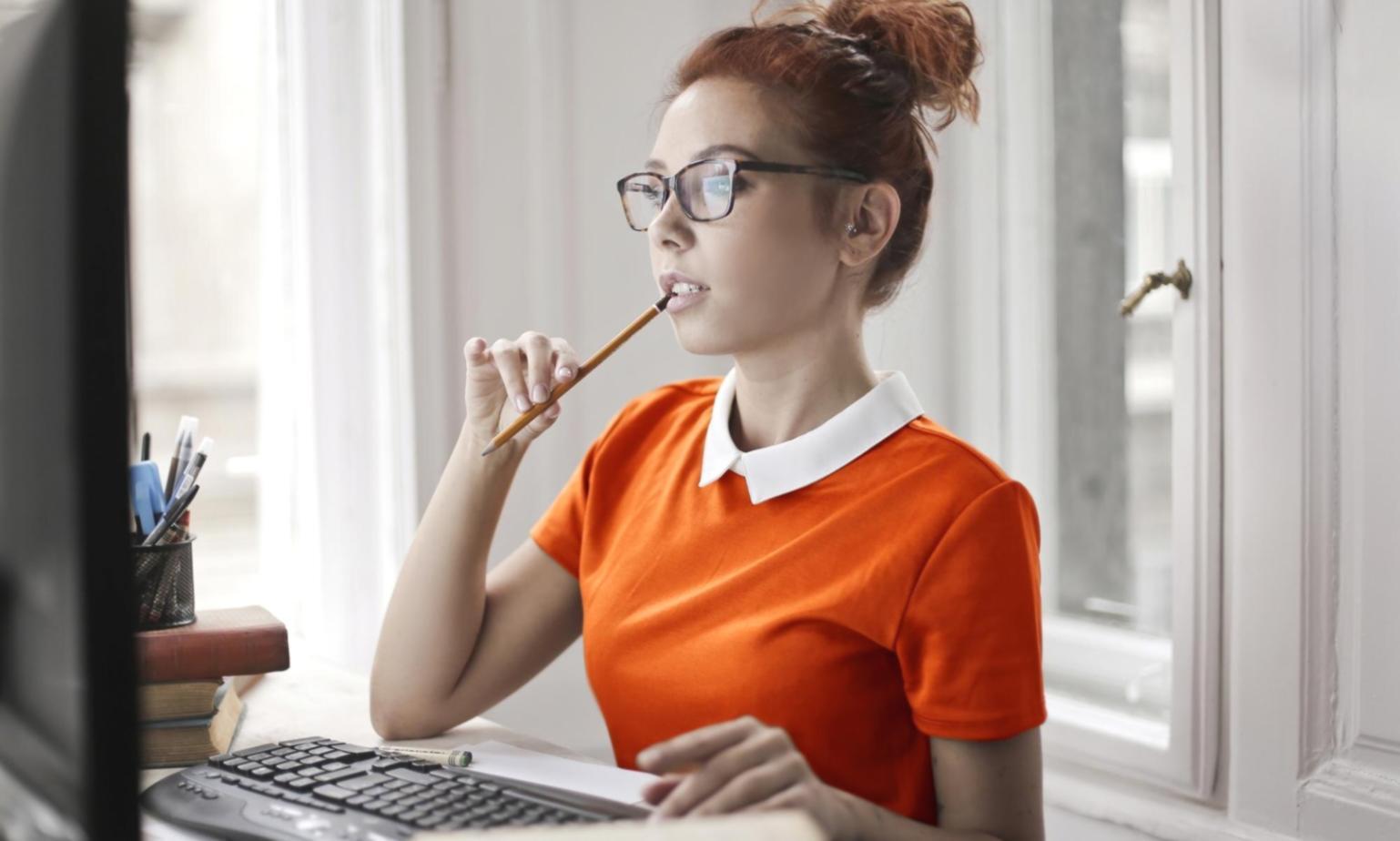 Teilnehmer arbeiten an SEO-Aufgaben im praktischen Kursformat