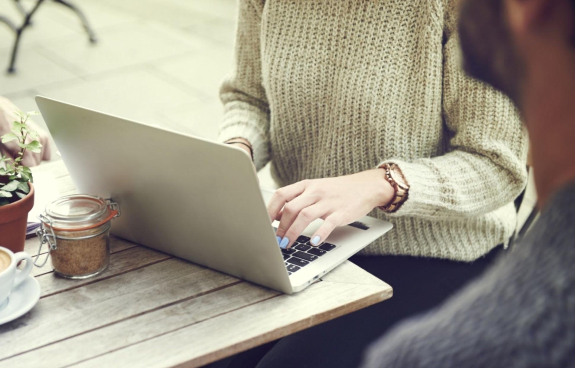 Kursleiter erklärt On-Page-Faktoren